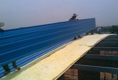 鋼結(jié)構(gòu)廠房彩鋼板鋪設